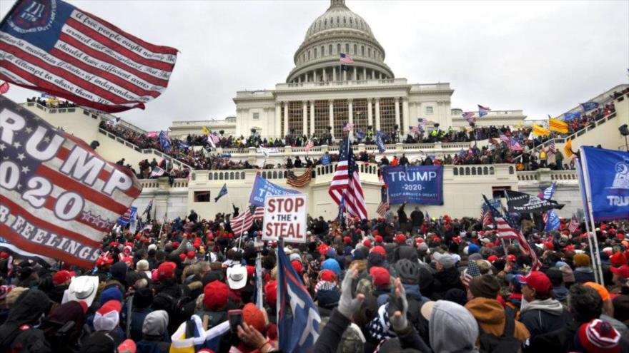 La turba de seguidores de Trump avanza para irrumpir en el edificio del Capitolio en Washington D.C., 6 de enero de 2021.