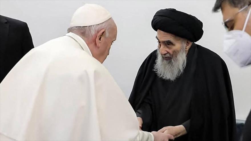 El papa Francisco (izda.), reunido con el máximo clérigo chií de Irak, el ayatolá Seyed Ali Sistani, en Nayaf (Irak), 6 de marzo de 2021.