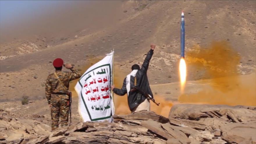 Las fuerzas yemeníes están lanzando un misil contra las posiciones de la coalición saudí y sus aliados.