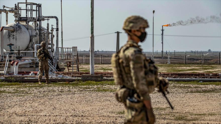 Soldados estadounidenses en los campos petroleros de Suwaydiyah, Al-Hasaka, noreste de Siria, 13 de febrero de 2021. (Foto: AFP)