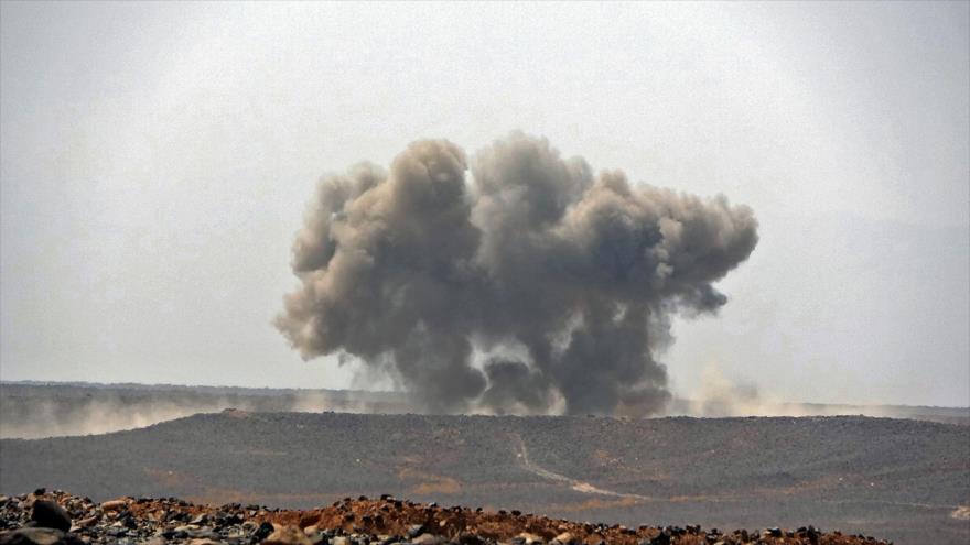 Columna de humo durante los enfrentamientos entre los aliados de Arabia Saudí y las fuerzas populares yemeníes en Marib, 5 de marzo de 2021. (Foto: AFP)