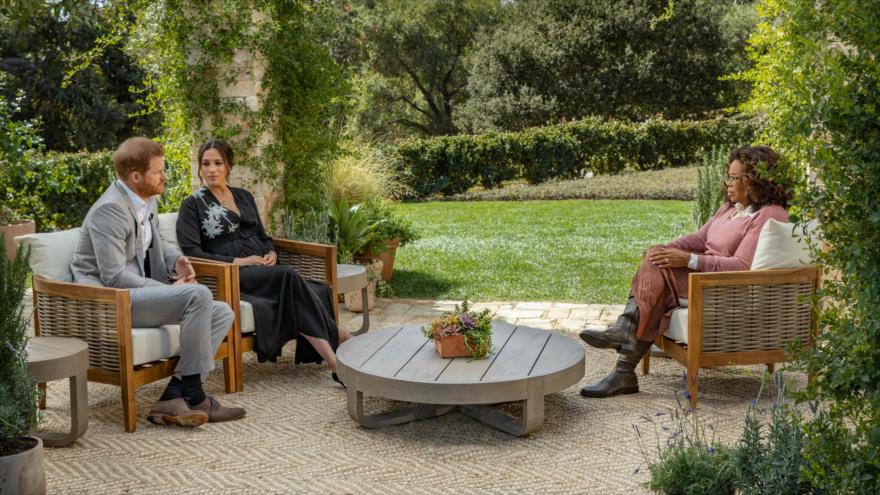 Los duques de Sussex, Enrique y Meghan Markle, entrevistados por la presentadora estadounidense Oprah Winfrey, 7 de marzo de 2021. (Foto: AFP)
