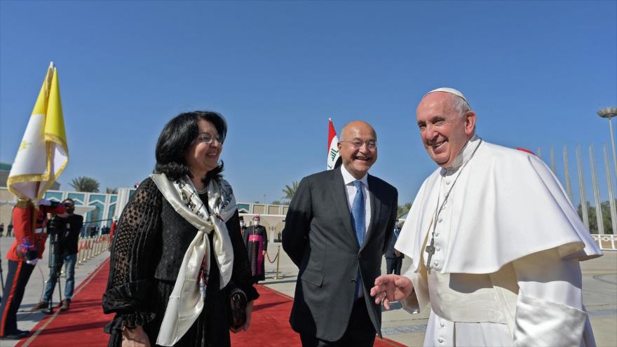 El papa Francisco (dcha.) durante la ceremonia de despedida en el aeropuerto internacional de Bagdad, capital iraquí, 8 de marzo de 2021. (Foto: AFP)