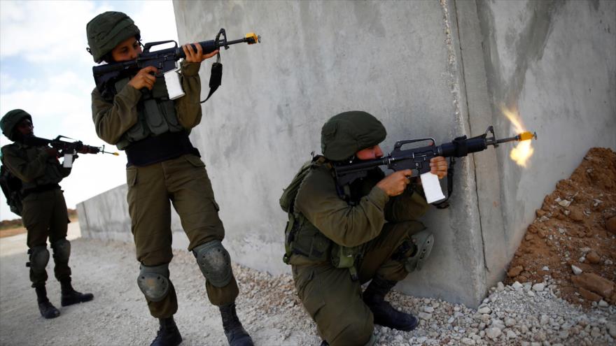 Las tropas israelíes apuntan contra manifestantes palestinos en una localidad de la Cisjordania ocupada.