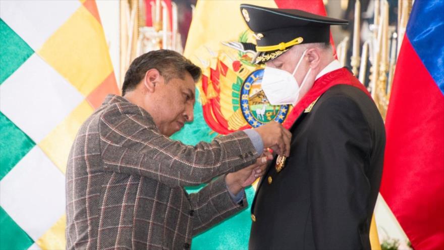 El canciller boliviano, Rogelio Mayta Mayta, (izda.), condecora al embajador ruso Vladimir Ivanovich Sprinchan en La Paz, 11 de diciembre de 2020.
