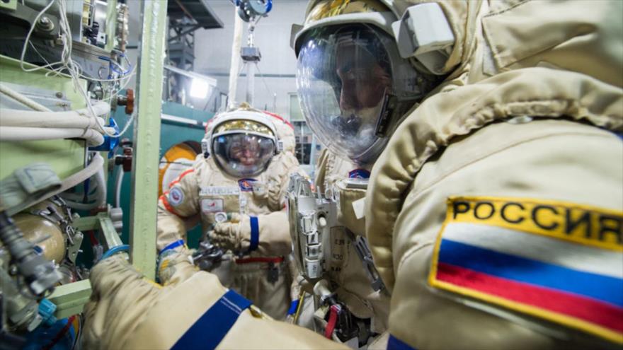 Astronautas rusos en una nave espacial.