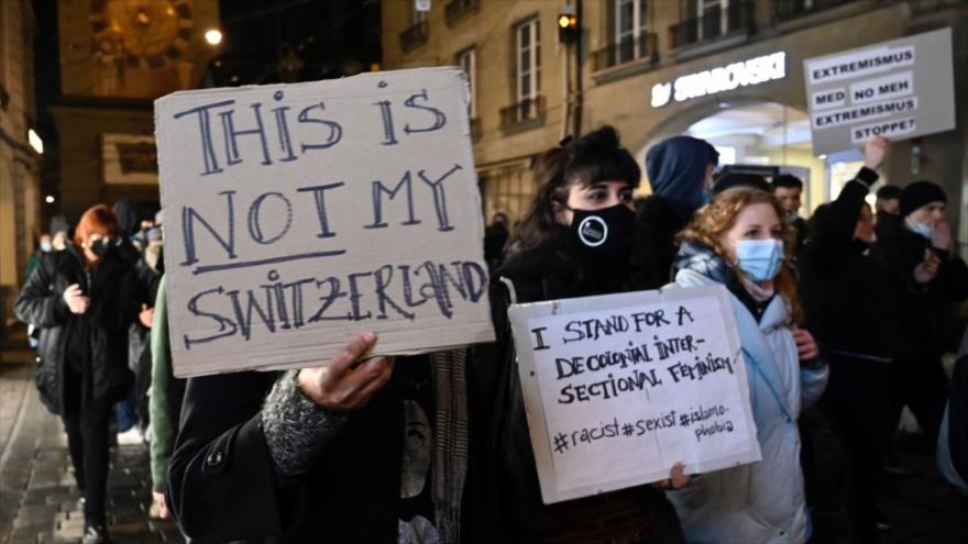 Suizos protestan contra los resultados de un referéndum que prohíbe a mujeres musulmanas cubrirse el rostro en público, 7 de marzo de 2021. (Foto: AFP)