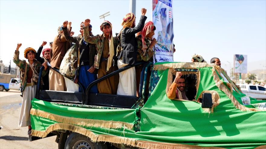 Las fuerzas del movimiento popular Ansarolá durante un funeral masivo en Saná, Yemen, 28 de febrero de 2021. (Foto: AFP)