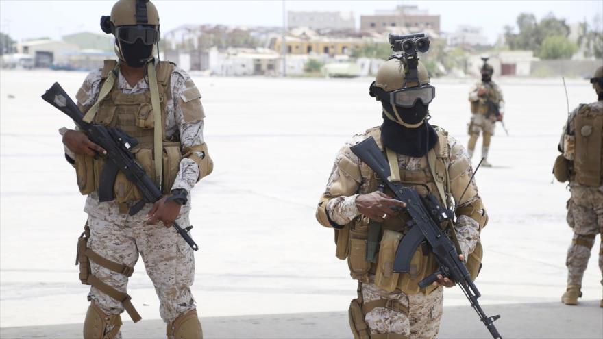 Soldados saudíes en el aeropuerto internacional de la ciudad de Adén, en el sur de Yemen. (Foto: Reuters)