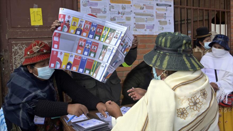 Una mujer indígena emite su voto durante las elecciones regionales de Bolivia, La Paz, 7 de marzo de 2021. (Foto: AFP)