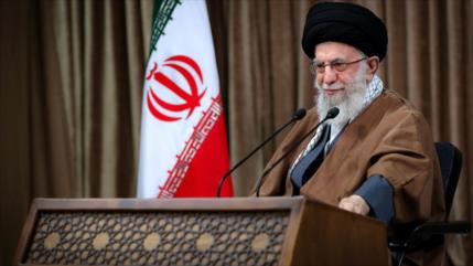 Líder de Irán: EEUU debe abandonar lo antes posible la región