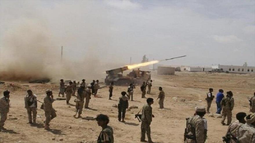 Las fuerzas yemeníes observan el lanzamiento de un misil contra posiciones de la coalición saudí en la provincia de Marib.