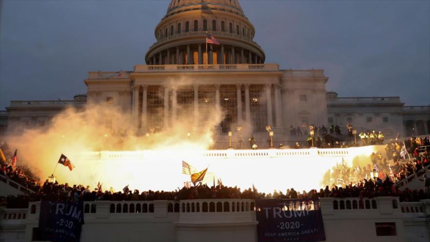 Partidarios del expresidente estadounidense Donald Trump asaltan el Capitolio, Washington D.C., 6 de enero de 2021. 