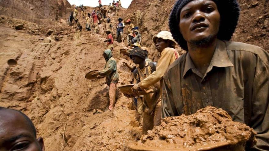 Minería de oro en la aldea de Mongbwalu en el este del Congo.