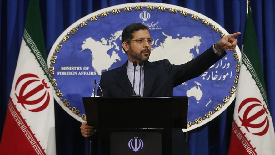Portavoz de la Cancillería de Irán, Said Jatibzade, ofrece una rueda de prensa en Teherán, la capital. (Foto: MOJ)