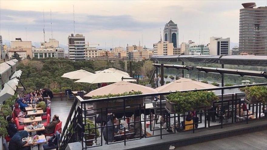  Imagen de una cafetería en el centro de Teherán, capital de Irán, que generó polémica en Twitter. 