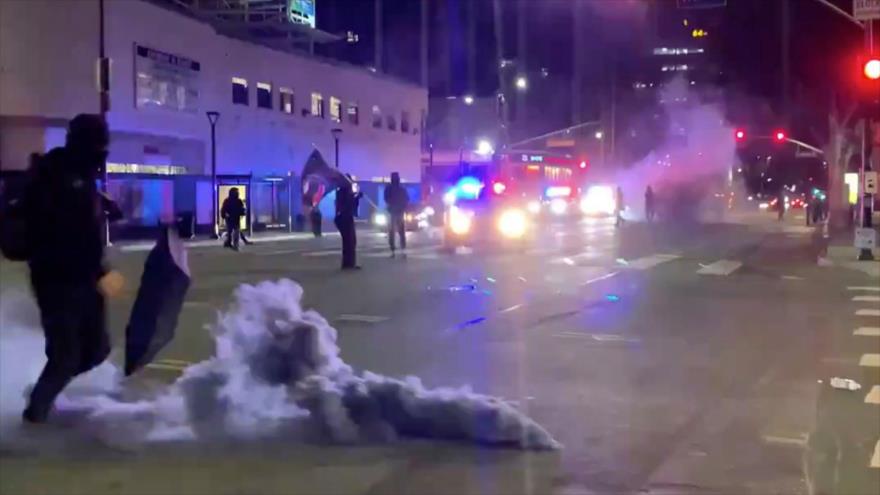 Vídeo: Vehículo policial atropella a manifestantes en EEUU | HISPANTV
