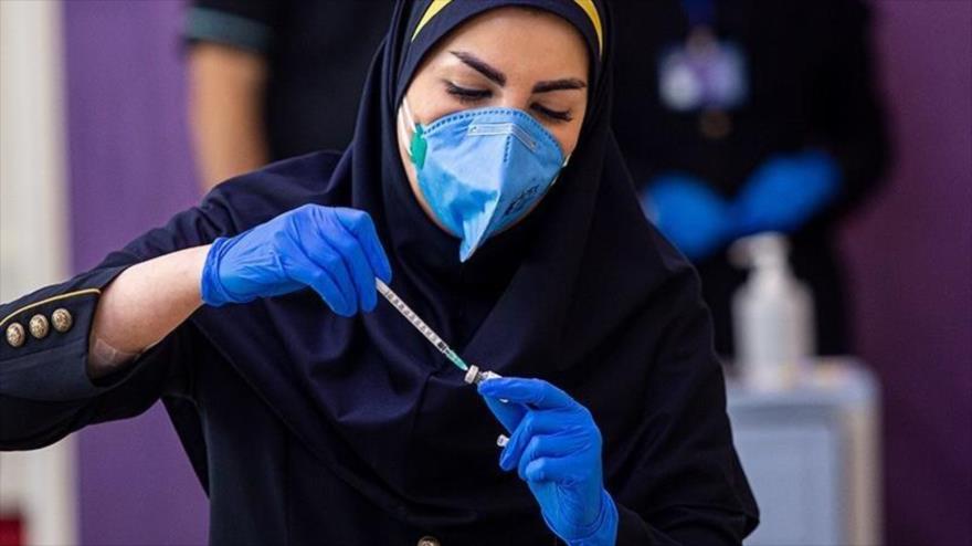 Irán presenta Fajra, su propia vacuna contra COVID-19