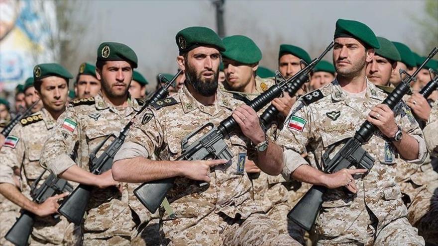 Fuerzas del Cuerpo de Guardianes de la Revolución Islámica (CGRI) de Irán durante una marcha militar. 