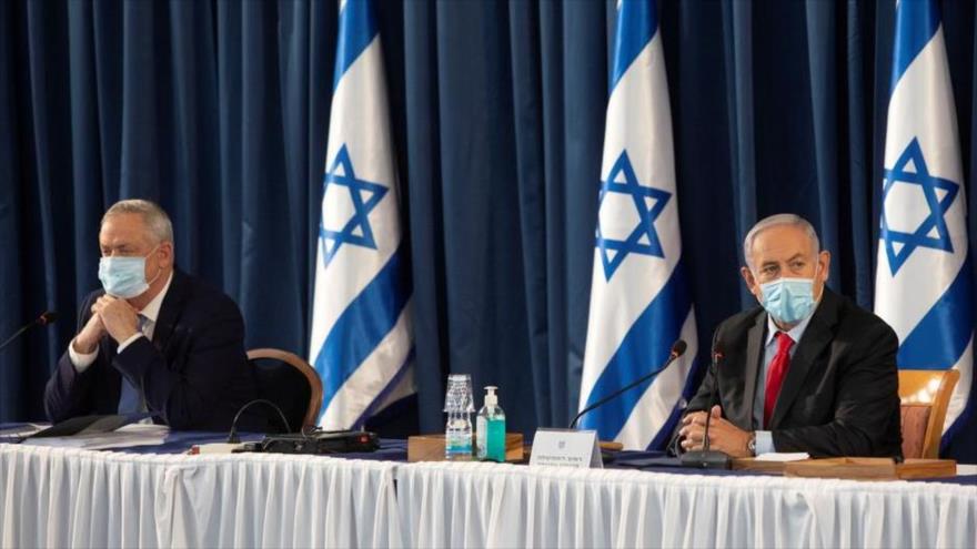 El premier israelí, Benjamín Netanyahu (dcha.), y el ministro de asuntos militares, Benny Gantz, en Al-Quds (Jerusalén), 14 de junio de 2020. (Foto: AFP)