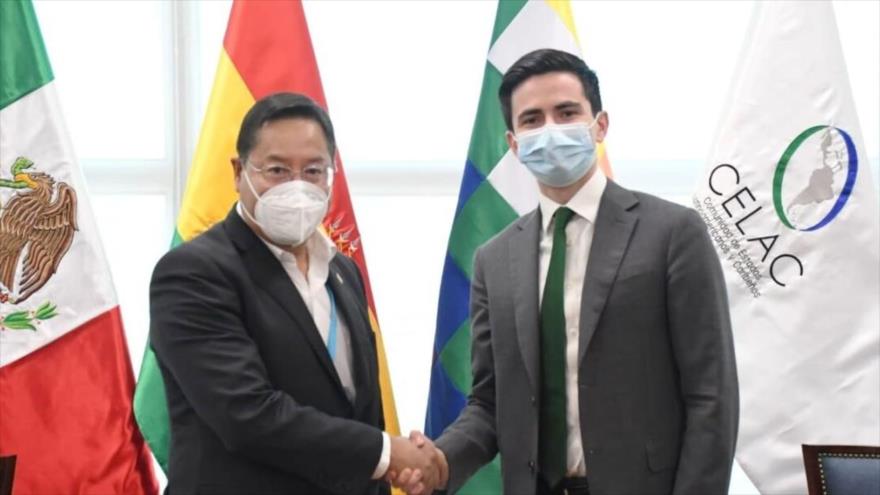 El jefe de Organismos y Mecanismos Regionales Americanos de la Cancillería de México, Efraín Guadarrama (dcha.), y el presidente boliviano, Luis Arce.