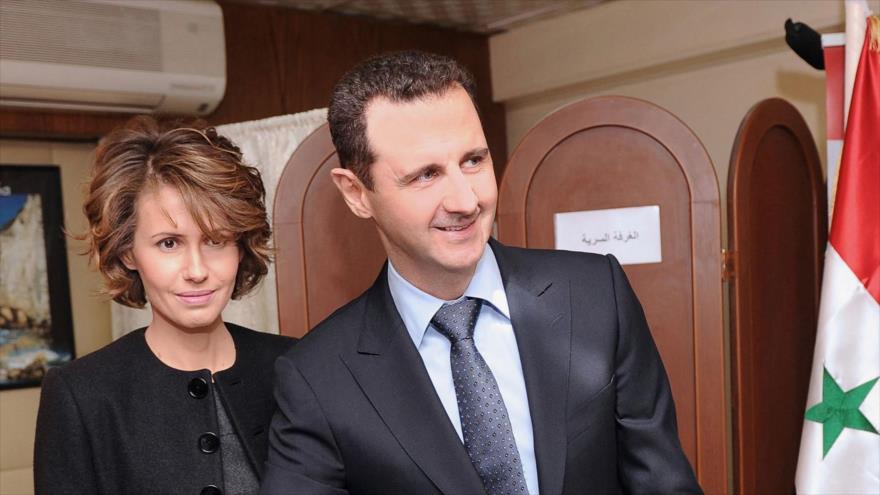 El presidente sirio (izda.), Bashar al-Asad, y su esposa, Asma al-Asad, votando sobre la constitución en Damasco, capital, 26 de febrero de 2012. (Foto: AFP)