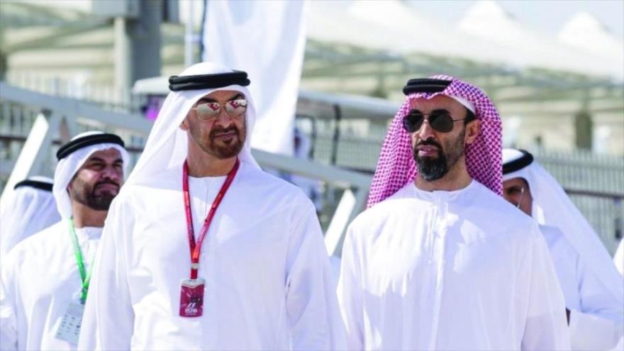 Tahnoun bin Zayed Al Nahyan (dcha.), el asesor de Seguridad Nacional emiratí y el también hijo del fundador del país, Sheij Zayed bin Sultan Al Nahyan.