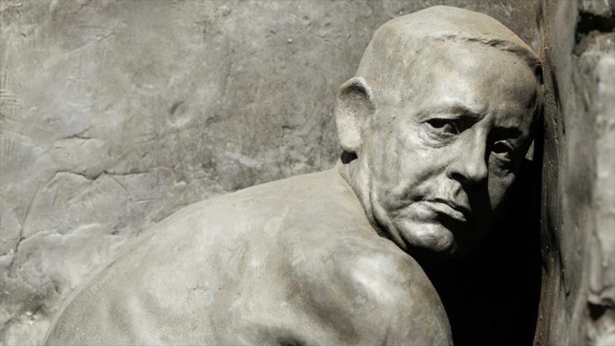 Fotos: Erigen estatua de Netanyahu desnudo y defecando | HISPANTV