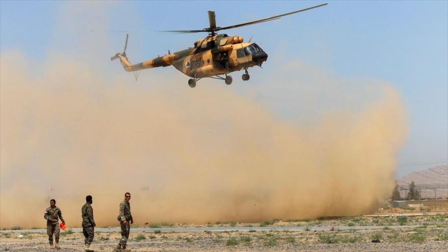 Un helicóptero Mi-17 de la Fuerza Aérea afgana aterriza durante un ejercicio militar en la provincia de Kandahar, 8 de mayo de 2018.