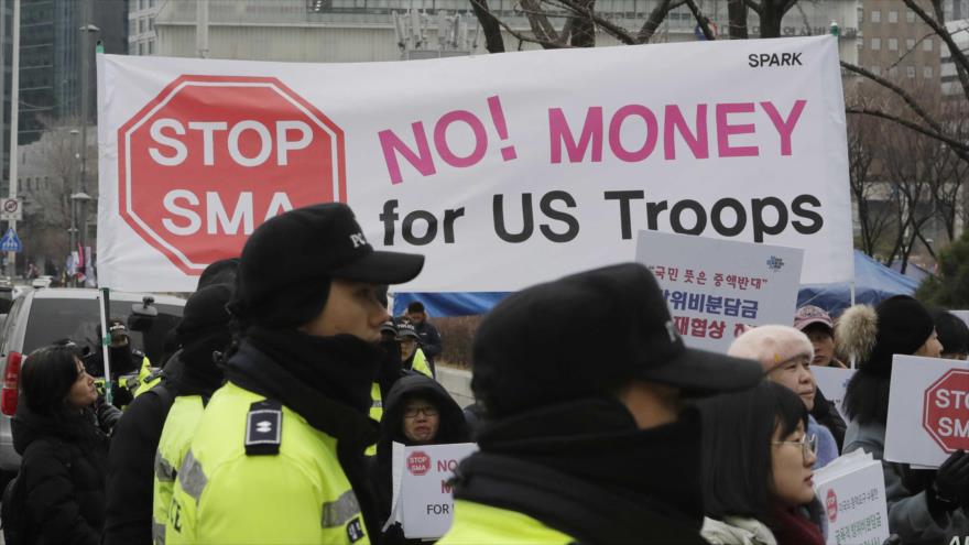 Manifestantes surcoreanos rechazan presencia militar estadounidense en su país durante una protesta en Seúl, la capital, 10 de febrero de 2019. (Foto: AP)