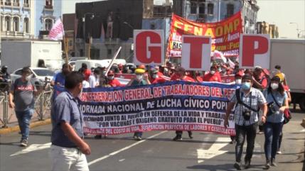 Protestan en Perú contra políticas antilaborales