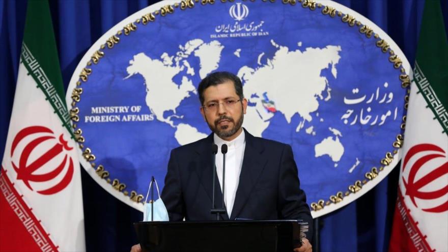 El portavoz de la Cancillería iraní Said Jatibzade en una rueda de prensa concedida en la capital, Teherán, 15 de febrero de 2021.