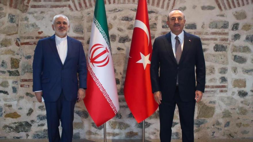 Los cancilleres de Irán y Turquía, Mohamad Javad Zarif (izda.) y Mevlut Cavusoglu, respectivamente, Estambul, 19 de marzo de 2021. (Foto: Twitter)
