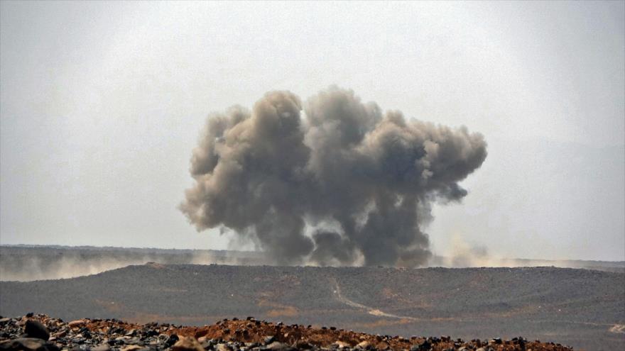 Columna de humo se eleva tras enfrentamientos del Ejército yemení con fuerzas de la coalición liderada por Arabia Saudí, Marib, Yemen, 5 de marzo de 2021. (Foto: AFP)