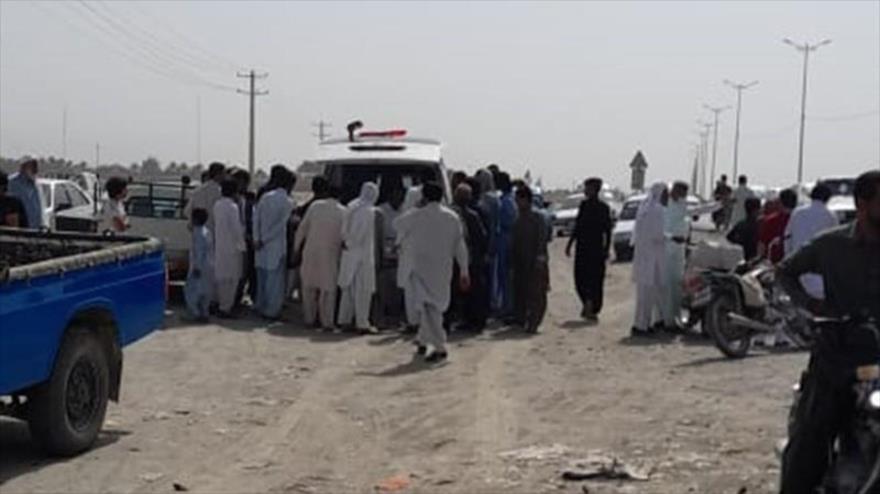 La gente se congrega en el lugar del atentado que dejó un muerto y 3 heridos en Saravan, 21 de marzo de 2021. (Foto: Tasnim)