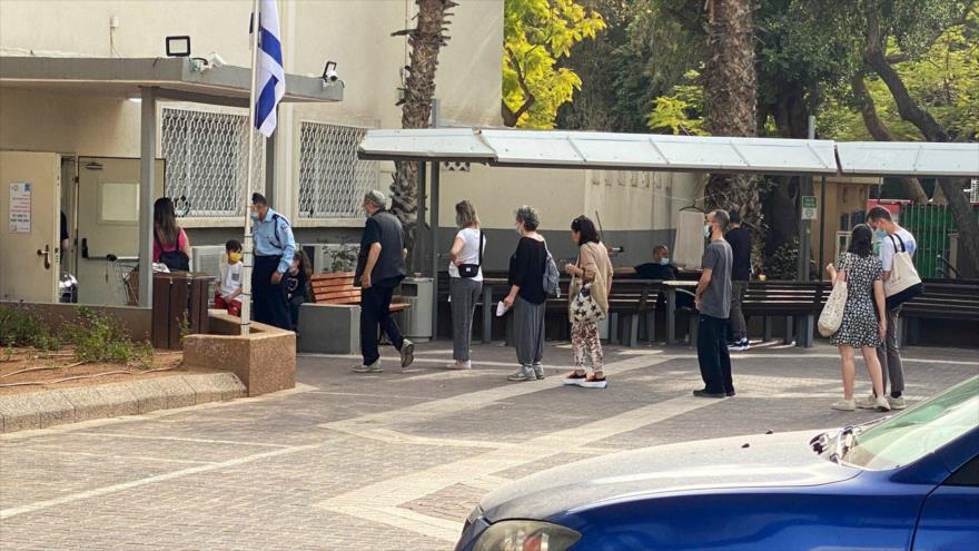 Israelíes hacen fila para ejercer su derecho a voto en las elecciones legislativas del régimen de Tel Aviv, 23 de marzo de 2021.