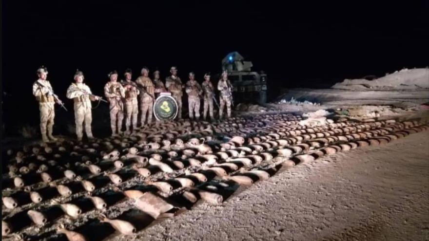 Armas encontradas por las fuerzas iraquíes en el mayor depósito de armas de Daesh en Al-Anbar, 22 de marzo de 2021.