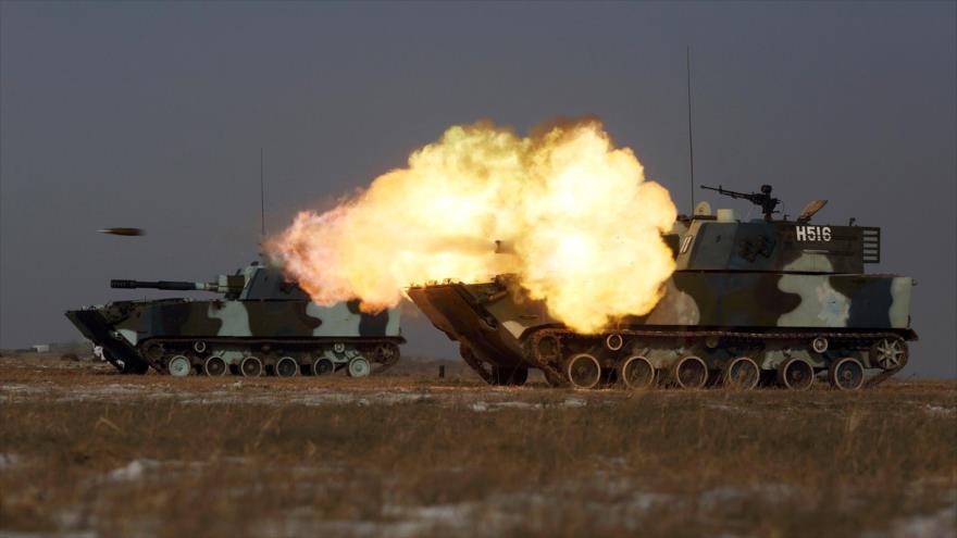 Un tanque del Ejército chino dispara durante un ejercicio militar en una base en la provincia china de Jilin. (Foto: Reuters)