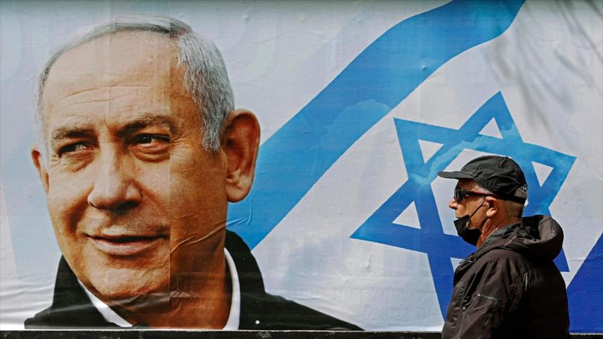 Un cartel del partido Likud del primer ministro israelí, Benjamín Netanyahu, en Tel Aviv, 12 de marzo de 2021. (Foto: AFP)