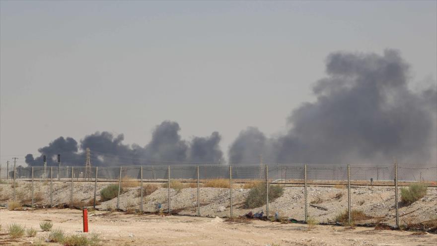 Humo producido por ataque de drones yemeníes en una instalación petrolera de la compañía saudí Aramco, Abqaiq, este de Arabia Saudí, 14 de septiembre de 2019. 