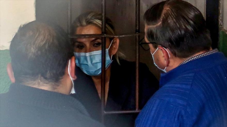 Jeanine Áñez, expresidenta de facto de Bolivia habla con sus abogados mientras está en una celda en prisión, La Paz (capital), 13 de marzo de 2021. (Foto: AFP)