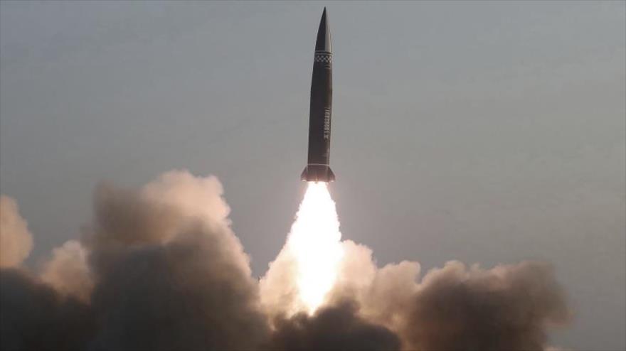 El instante del lanzamiento de uno de los misiles táctico guiados del Ejército de Corea del Norte, 25 de marzo de 2021. (Foto: KCNA)