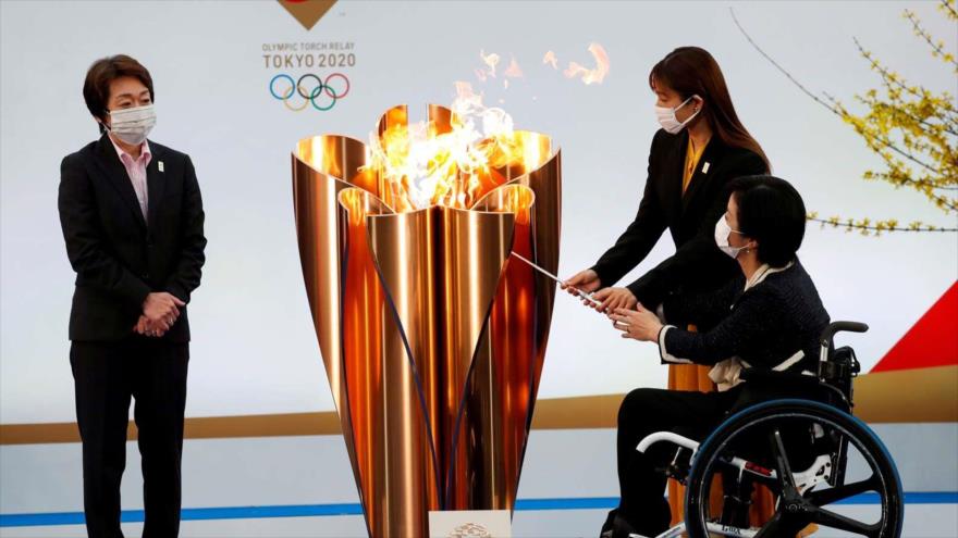 Un atleta paralímpico enciende el caldero de celebración en la antorcha olímpica Fukushima, Japón, el 25 de marzo de 2021. (FOTO: Reuters)