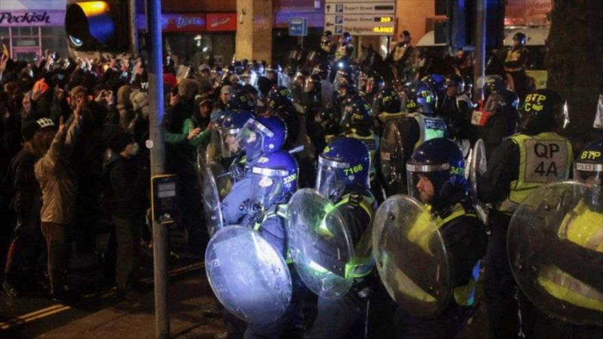 La policía intenta contener a los manifestantes en Bristol, el Reino Unido, 26 de marzo de 2021. (Foto: Reuters)
