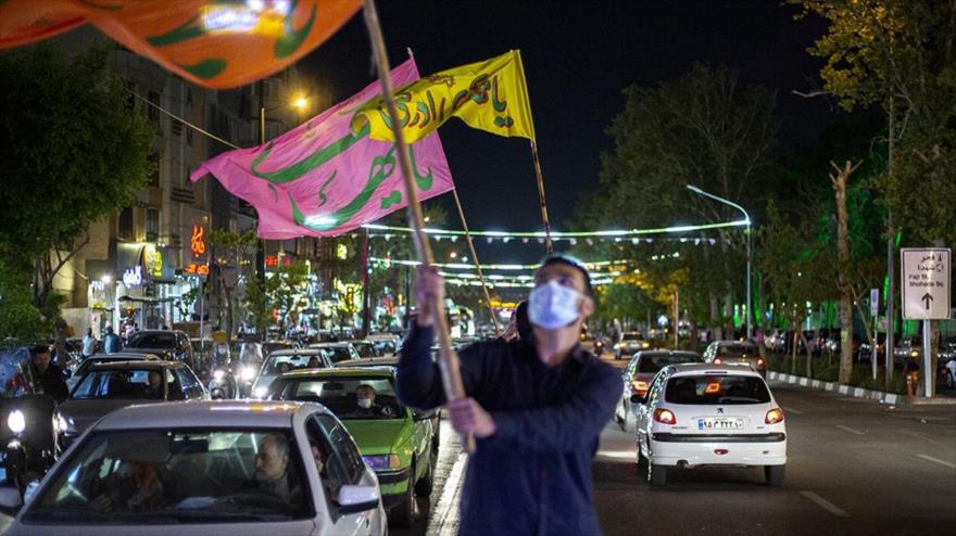 Iraníes festejan el nacimiento del Imam Mahdi (que Dios acelere su llegada) en Teherán, capital, 28 de marzo de 2021. (Foto: Fars)