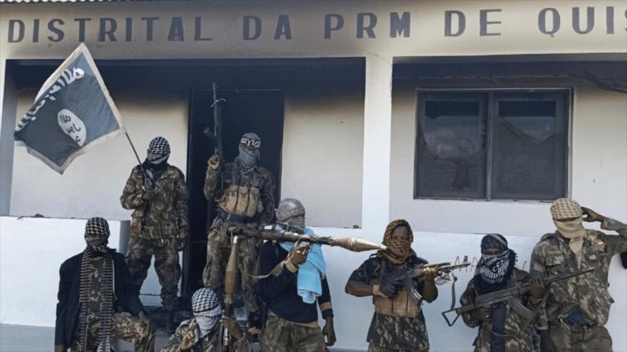 Integrantes de Al-Shabab, grupo afín a Daesh, en un distrito en el norte de Mozambique. 