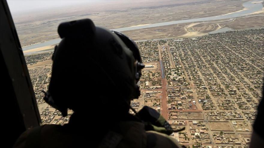 Un soldado francés dentro de un helicóptero militar en Malí, 19 de mayo de 2017. (Foto: AP)