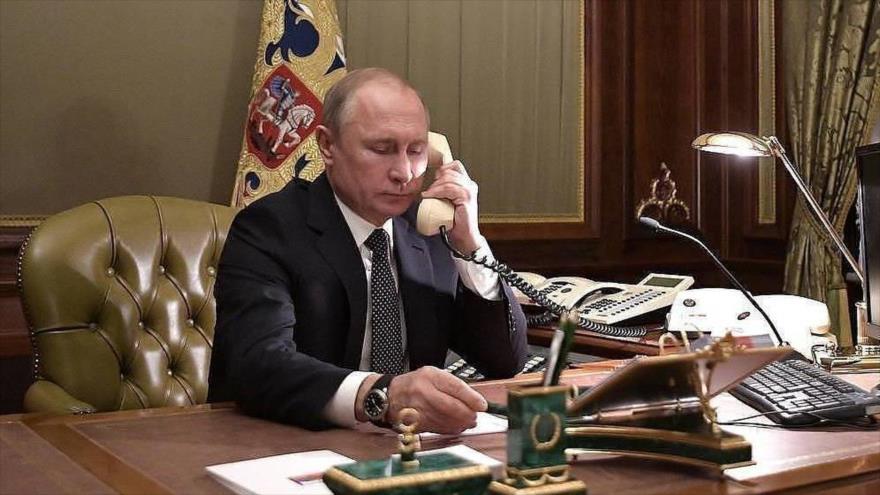  El presidente de Rusia, Vladimir Putin, retratada mientras realiza una conversación telefónica en su despacho situado en el Kremlin. (Foto: el Kremlin)