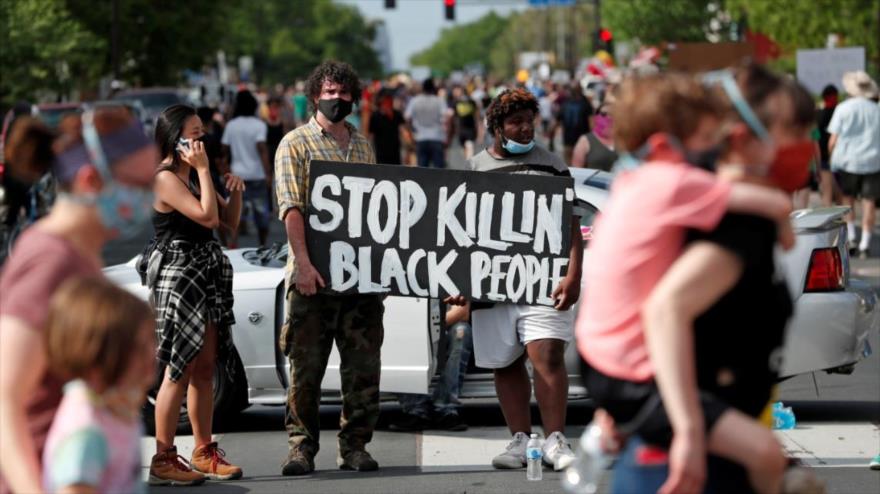 Manifestantes sostienen una pancarta en la que reza “Parar el asesinato de la gente negra”, en una marcha celebrada en EE.UU. en 2020. (Foto: Reuters) 