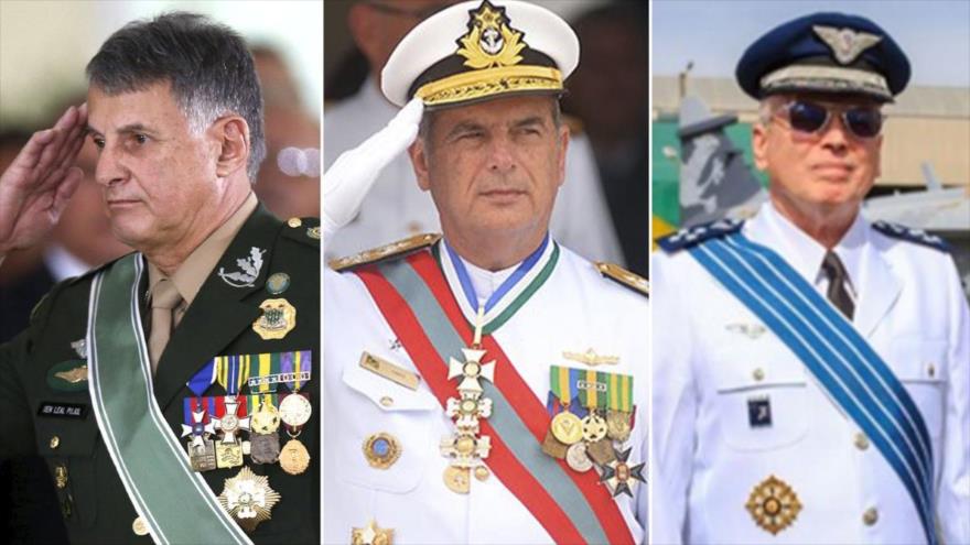Jefes de la cúpula militar brasileña, respectivamente de izquierda a la derecha, Edson Pujol, IIques Barbosa, Antonio Carlos Bermudez.